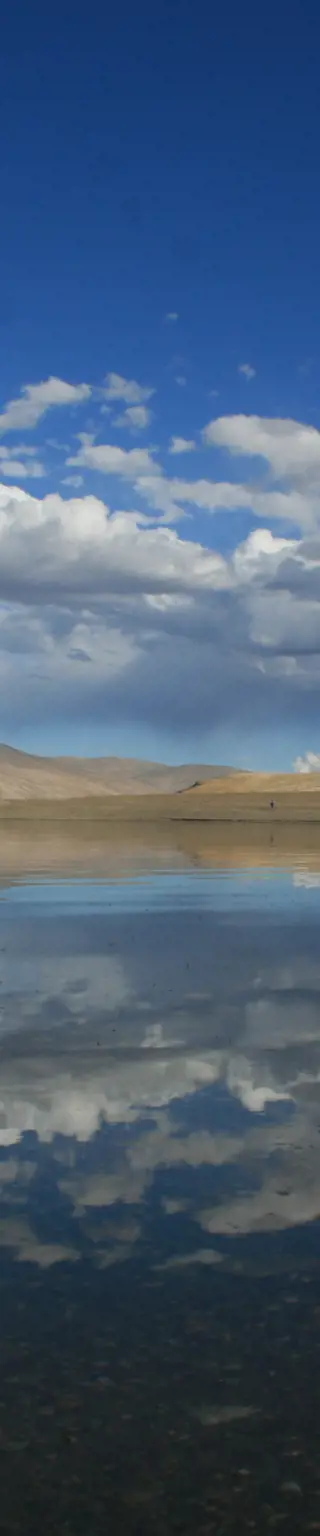 Füsse baden im sagenumwobenen Salzsee Tsomoriri